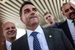 Datafolha: 88% dos eleitores de Flávio defendem que ele siga na disputa mesmo após 'Dark Horse'