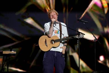Ed Sheeran deixa Warner Music após 15 anos e diz que não brigou com gravadora