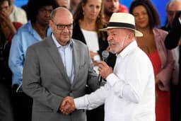 Trabalhe para prender ladrões que governaram o Rio, diz Lula a interino