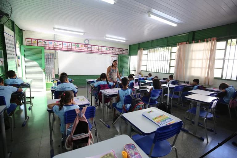 Senado aprova aumento de piso salarial dos professores; reajuste vale para temporários
