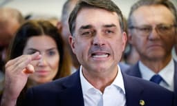 Flávio diz que operação policial em ONG ‘não tem nada a ver com filme’ sobre Bolsonaro