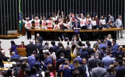 Câmara aprova PEC de fim da escala 6×1