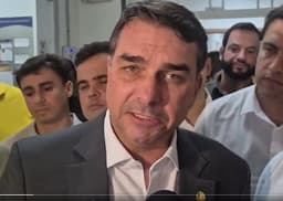 Flávio nega ligação entre Dark Horse e operação policial