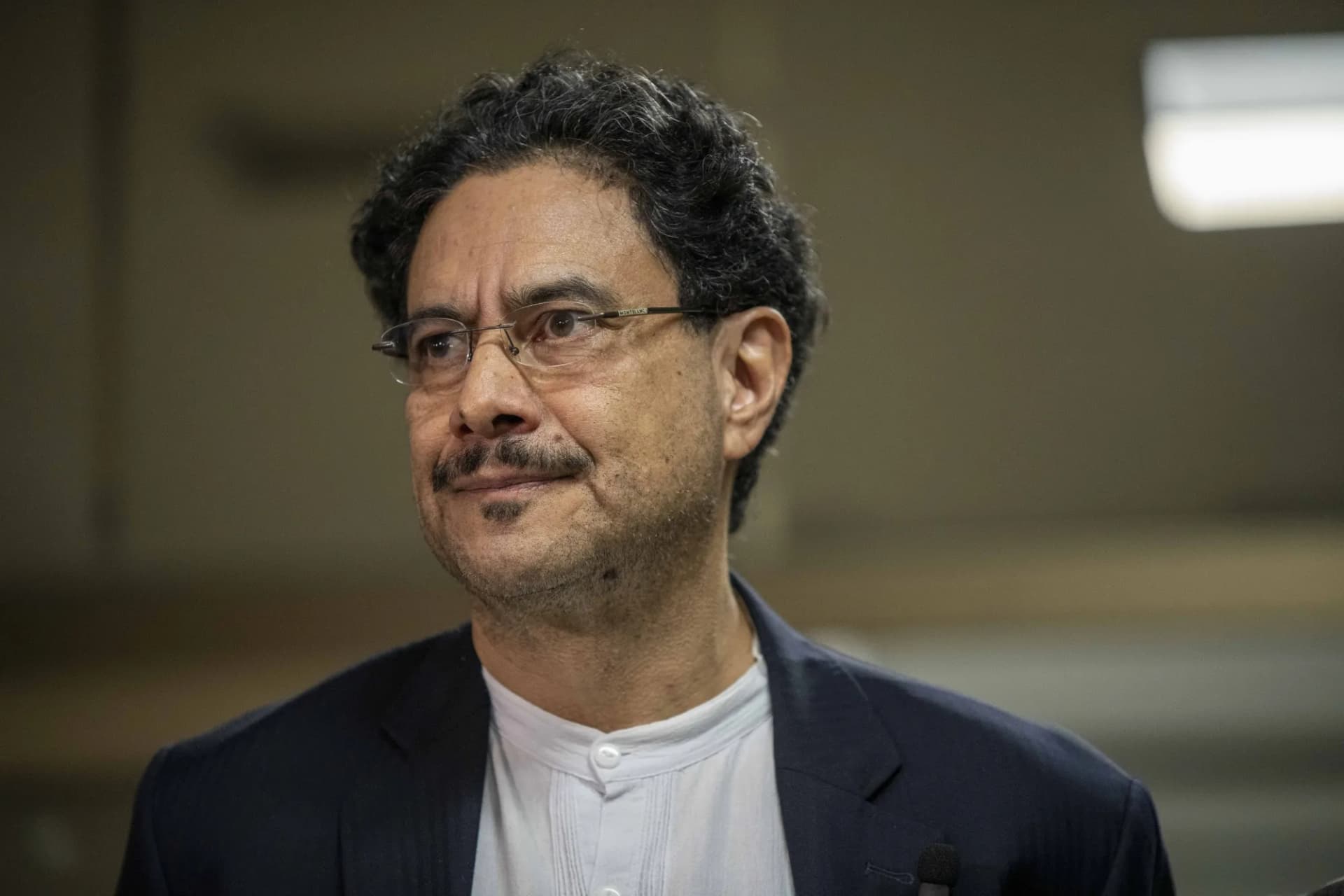 Colômbia escolhe novo presidente e Iván Cepeda, de esquerda, lidera corrida