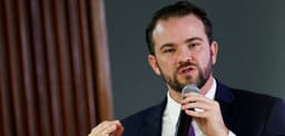 Durigan diz que "família Bolsonaro faz movimento contra o PIX" e afirma que governo vai defender sistema de pagamentos