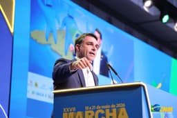 Flávio Bolsonaro articula ida aos EUA para visita a Trump, dizem assessores