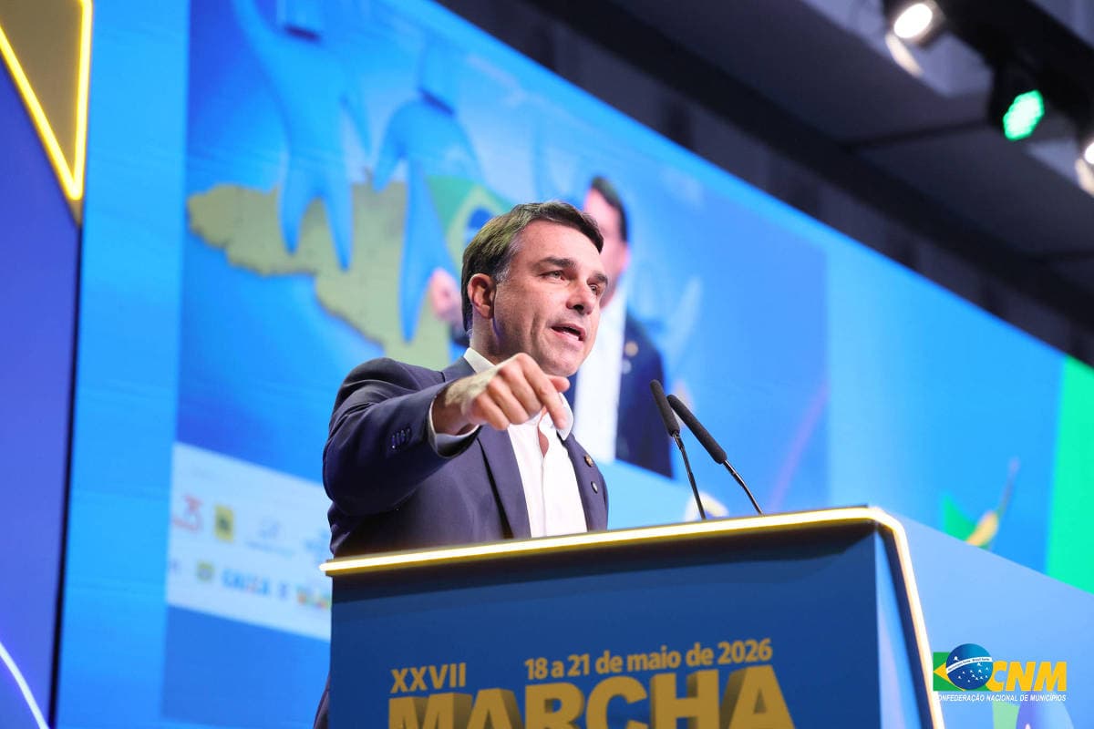 Flávio Bolsonaro articula ida aos EUA para visita a Trump, dizem assessores