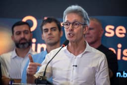 Zema diz a prefeitos que é preciso ter credibilidade para liderar o país e não cita Flávio Bolsonaro