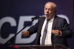 Lula ironiza Flávio Bolsonaro e críticas à Lei Rouanet: 'Nunca fomos atrás da lei Daniel Vorcaro'
