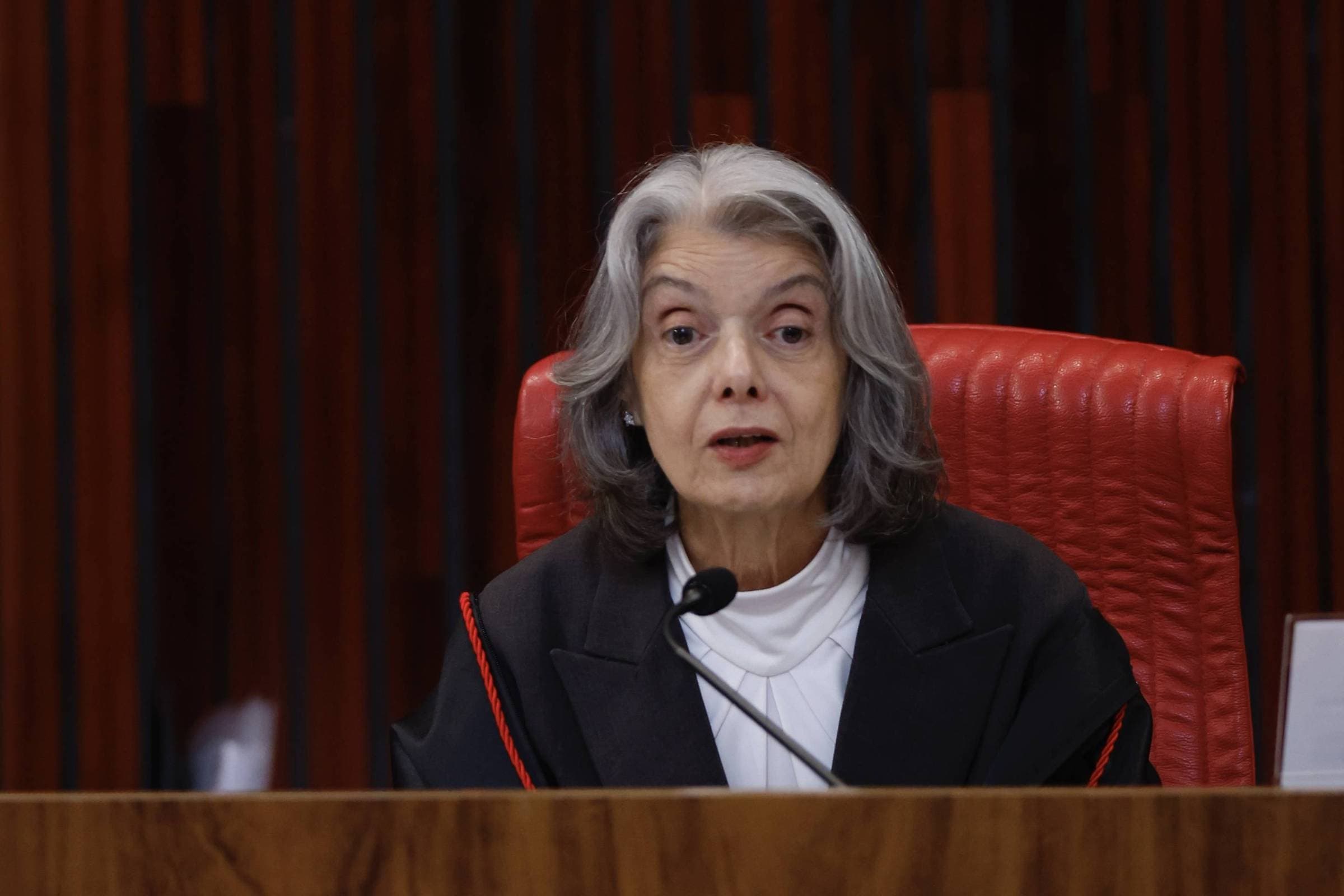 Cármen Lúcia vota para suspender flexibilização da Lei da Ficha Limpa