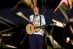 Ed Sheeran deixa Warner Music após 15 anos e diz que não brigou com gravadora