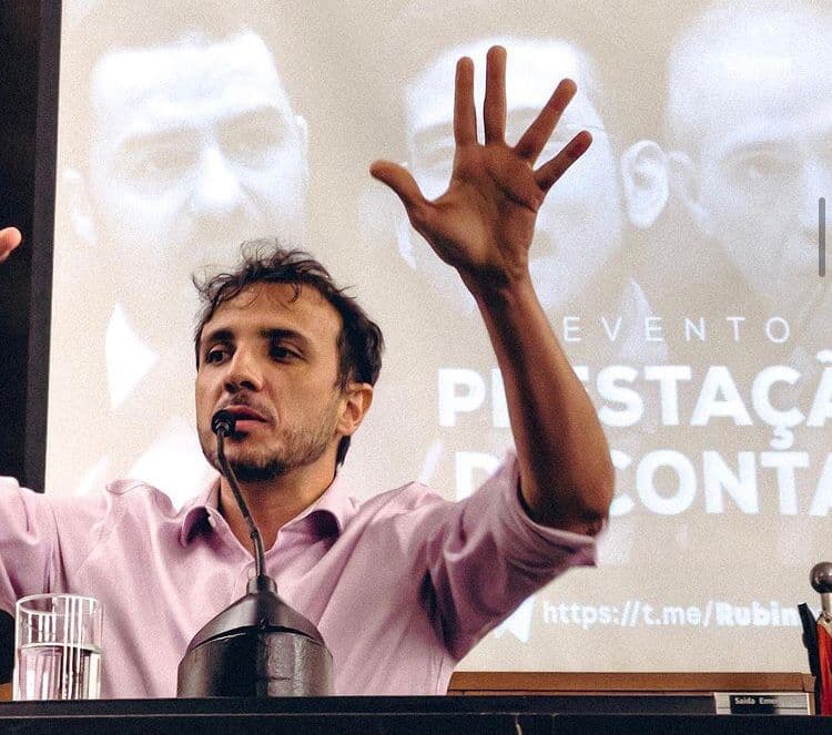 Renan Santos critica relação de Flávio e Lula com Trump: ‘Ridículo’
