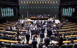 Câmara aprova PEC de fim da escala 6×1 em primeiro turno