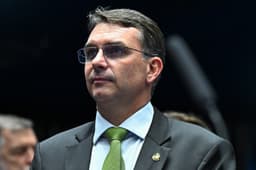 Flávio Bolsonaro articula visita à Casa Branca para agenda com Trump, dizem assessores