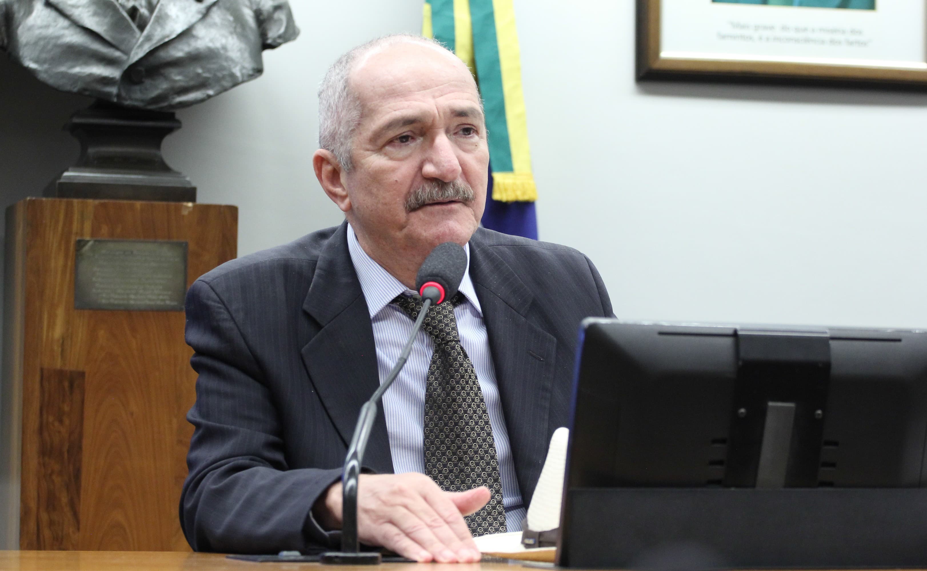 DC decide expulsar Aldo Rebelo do partido; político diz que aposta em Joaquim Barbosa é 'afronta'