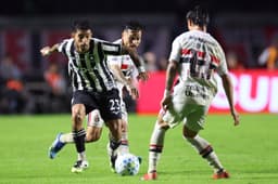 Com nova falha de Neto e golaço de Barrera no fim, Botafogo empata com o São Paulo pelo Brasileirão