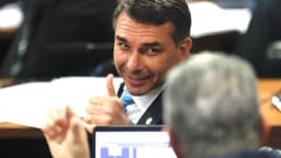 Flávio Bolsonaro defende combate ao crime em visita a Minas