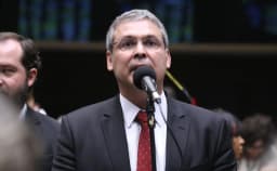 Lindbergh aciona PF e Interpol para investigar financiamento internacional do filme de Bolsonaro