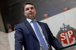 A disputa entre as alas da campanha de Flávio Bolsonaro