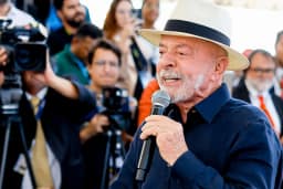 Lula volta a defender soberania e diz que Brasil não deve ‘baixar a cabeça’ para estrangeiros