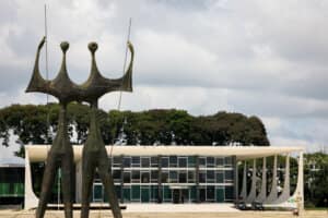Crise no Supremo Tribunal Federal reacende debate entre reforma e impeachment
