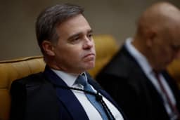 Mendonça apresenta notas de R$ 26,4 mil após suspeita de que teve terno bancado por lobista do Master