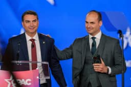 Flávio Bolsonaro negociava recursos para 'Dark Horse' com Vorcaro, e Eduardo era gestor do dinheiro, diz PF