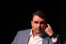 Flávio Bolsonaro evita dizer como votará sobre 6x1 e diz que trabalhador deve ter liberdade