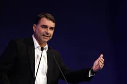 Flávio Bolsonaro diz que vai aos EUA defender Pix, após enviar dossiê ao país