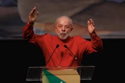 PT vai ao TSE contra Flávio Bolsonaro e diz que rival amplifica posts de IA com ataques a Lula