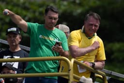 Flávio Bolsonaro volta às origens do clã e lança campanha em Copacabana