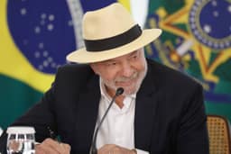 Campanha de Lula ataca Flávio Bolsonaro na TV, e senador prepara resposta