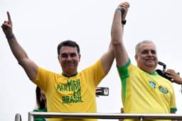 Flávio começa campanha em Copacabana, reproduz áudio de Bolsonaro e diz que país olha para Brasília 'com nojo'