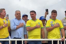 Flávio Bolsonaro faz carreata no interior de Alagoas e promete trem para ligar capitais do Nordeste