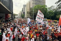 Confusão entre direita e esquerda em ato na Paulista acaba na delegacia
