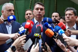 Flávio Bolsonaro se nega a revelar voto em fim da 6x1 e não explica repasses de Vorcaro
