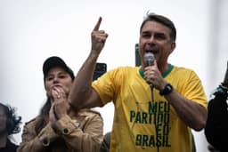 Flávio Bolsonaro diz que operação que mira filme 'Dark Horse' é interferência política de Flávio Dino