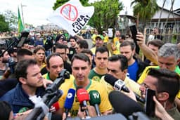 Flávio Bolsonaro critica decisão de Dino no STF e diz que Lula quer vencer no tapetão