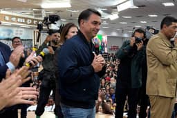 Ida de Flávio Bolsonaro a igrejas evangélicas testa lei eleitoral