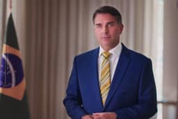 Flávio fala de crise no STF em propaganda eleitoral com vídeo em formato de 'pronunciamento'