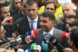 Flávio Bolsonaro diz que veto a bets é hipócrita, chama Lula de pai do tigrinho e elogia amigo alvo da PF