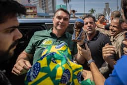 Flávio Bolsonaro ergue imagem de Nossa Senhora e acena à CNBB após atribuir fake news à entidade