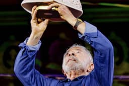 Lula e Janja exploram fake news sobre Nossa Senhora, e presidente ataca igreja por elo com Vorcaro