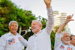 Lula ataca Flávio Bolsonaro e diz que única experiência do adversário é com milicianos
