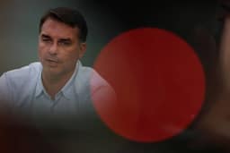 Brasília Hoje: Campanha de Lula vai explorar reportagens que ligam Flávio Bolsonaro a milícia em peça eleitoral