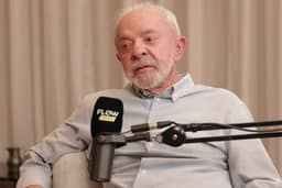 Lula diz que governo discute com BC proibição a cartão de crédito extra para a clientes