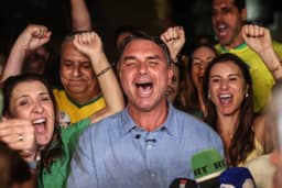 É o fim da era do PT, diz Flávio Bolsonaro após terminar 1º turno na frente de Lula