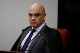 PGR concorda com pedido de Bolsonaro para liberar visita de Flávio, e decisão cabe a Moraes