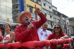 Lula diz que Globo está sob suspeição após almoço de Flávio Bolsonaro com direção da emissora