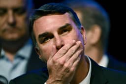 Governo Trump dará visto a Flávio Bolsonaro após fuga do Brasil